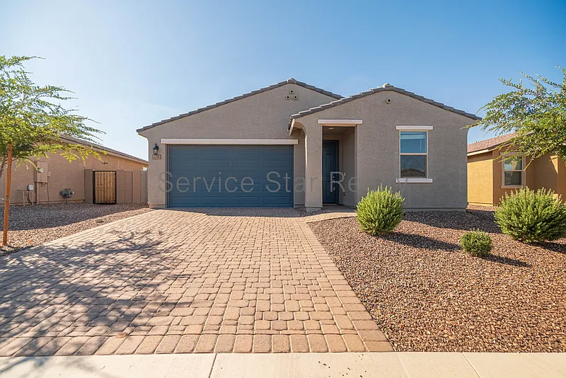 4 bed, 3.0 bath, 2049 sqft, $2,450 — Photo 2