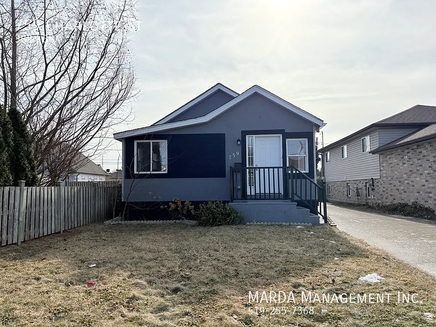 Spacious Newly Renovated 3 Bed/2.5 Bath + Hydro, Water & Gas! — Photo 2