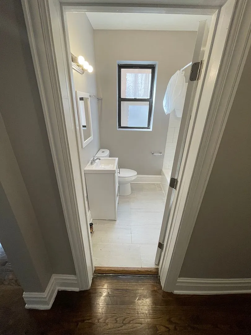 Building Photo - 11023 S Vernon Ave #1B