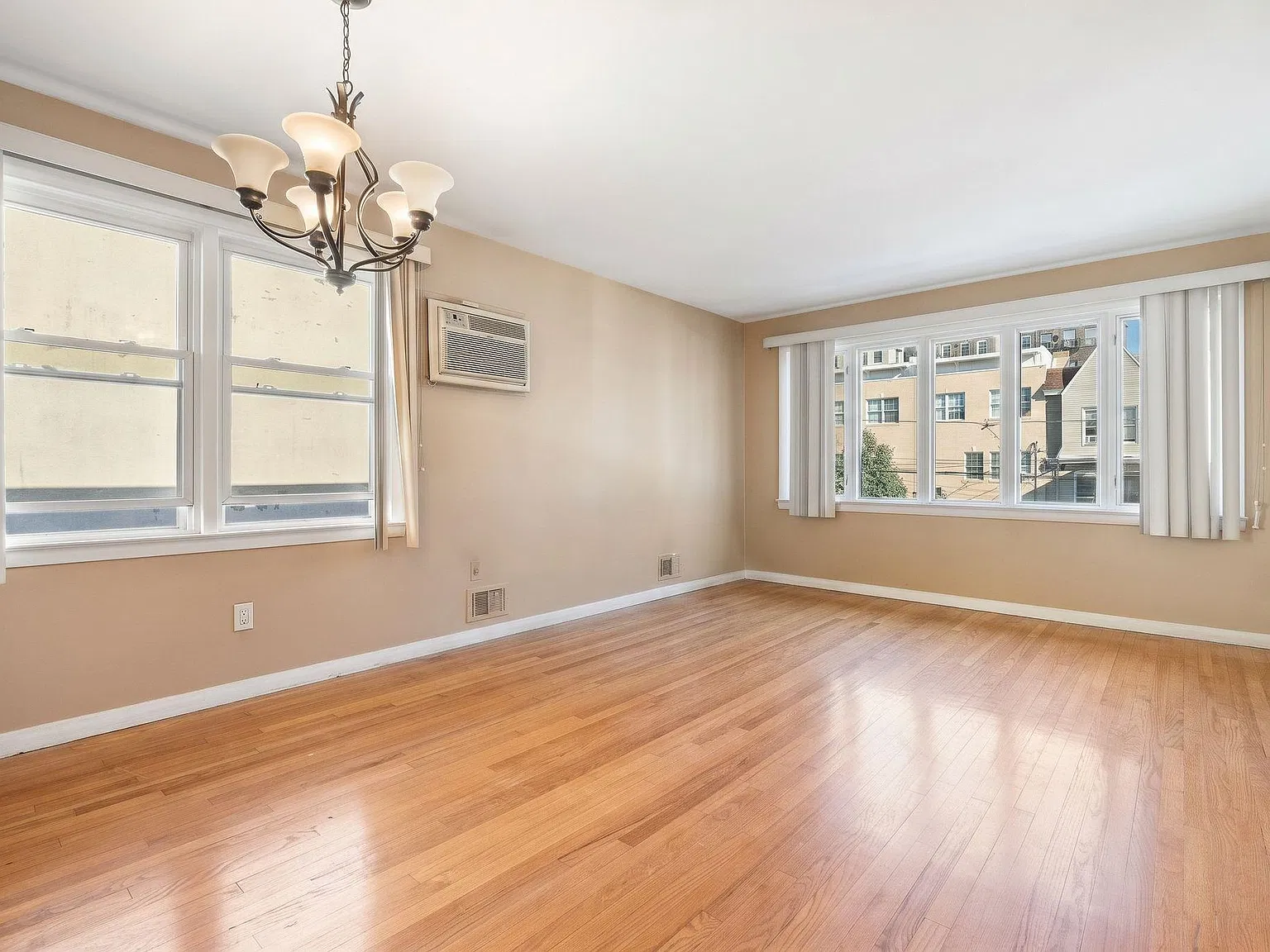 3 bed, 1.0 bath, 1300 sqft, $2,800 — Photo 1