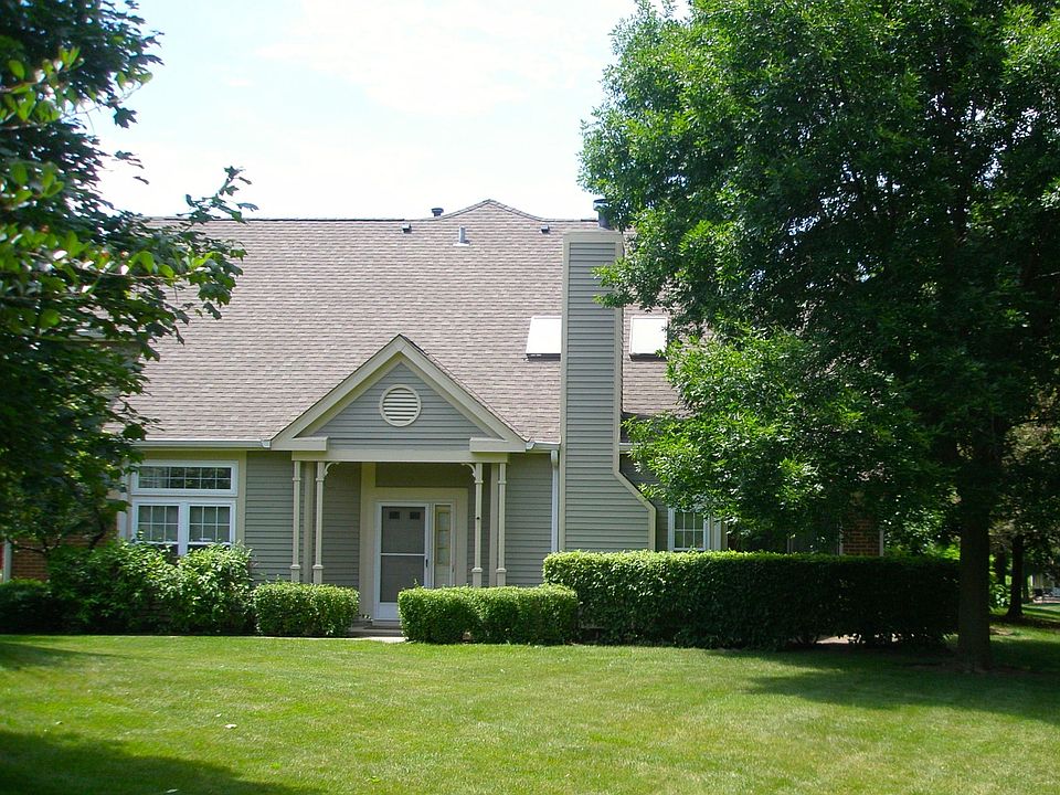 Beautiful end unit in Towne Place East