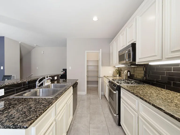 1716 Elgin St — Photo 21