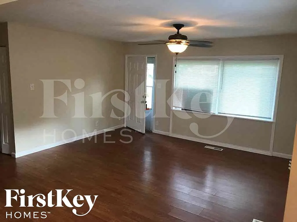 3 bed, 1.5 bath, 1222 sqft, $1,660 — Photo 3