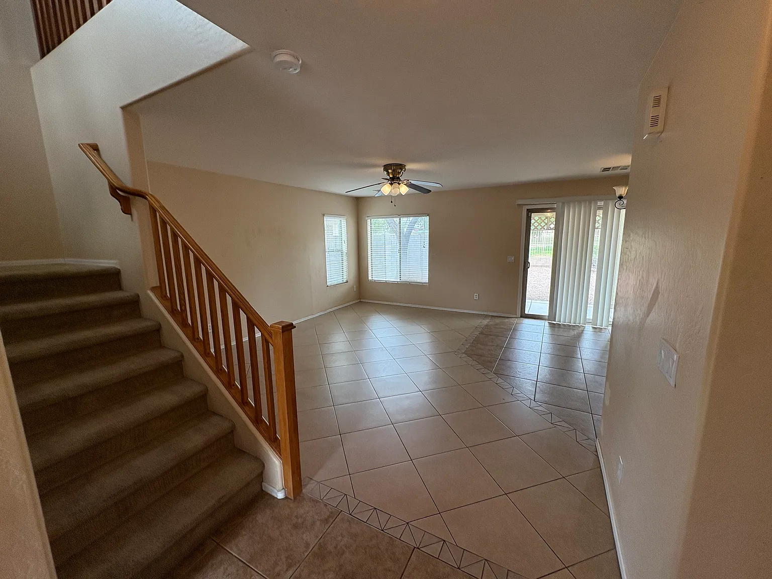 4 bed, 2.5 bath, 1976 sqft, $1,900 — Photo 3
