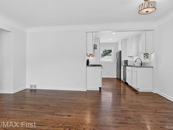 4th image of 3213 Maplewood Ave