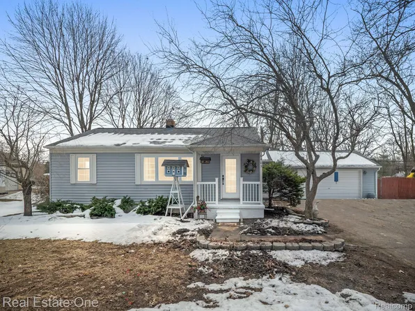 6403 Wilson Dr, Waterford, MI 48329