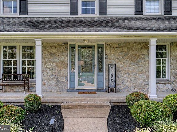 5th image of 8 Lombardy Dr