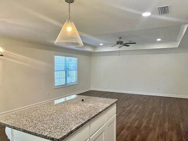 3 bed, 1808 sqft, $1,900 — Photo 3