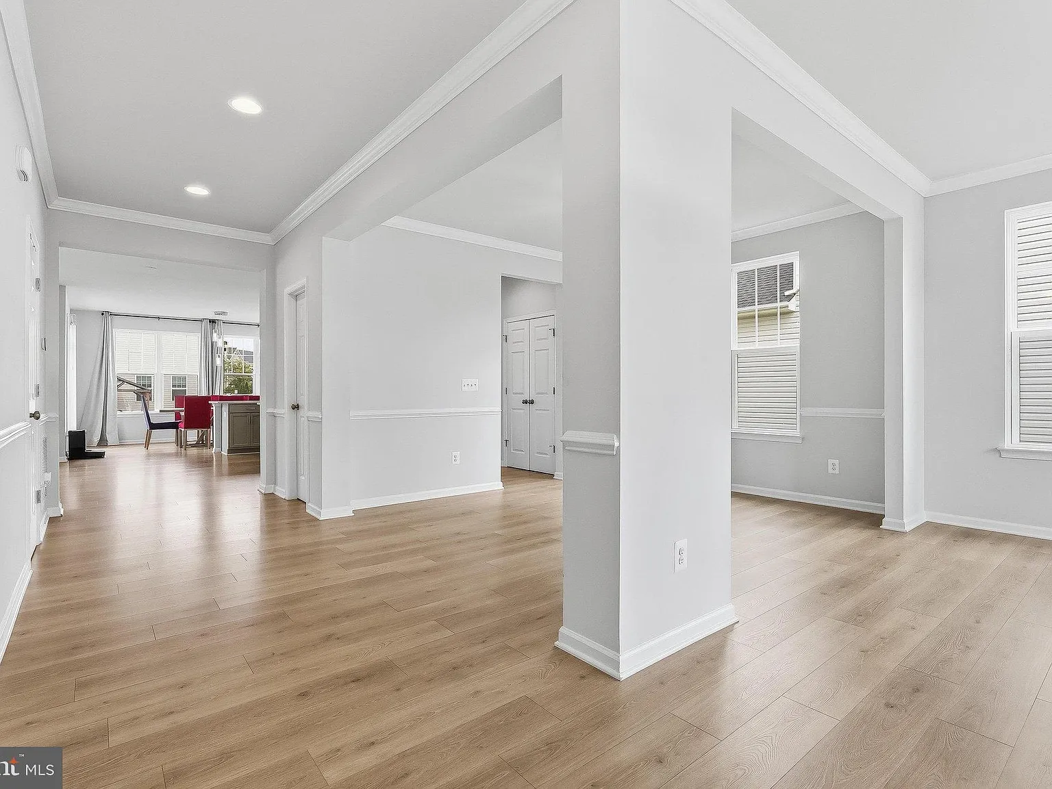 4 bed, 4.5 bath, 4342 sqft, $4,000 — Photo 4