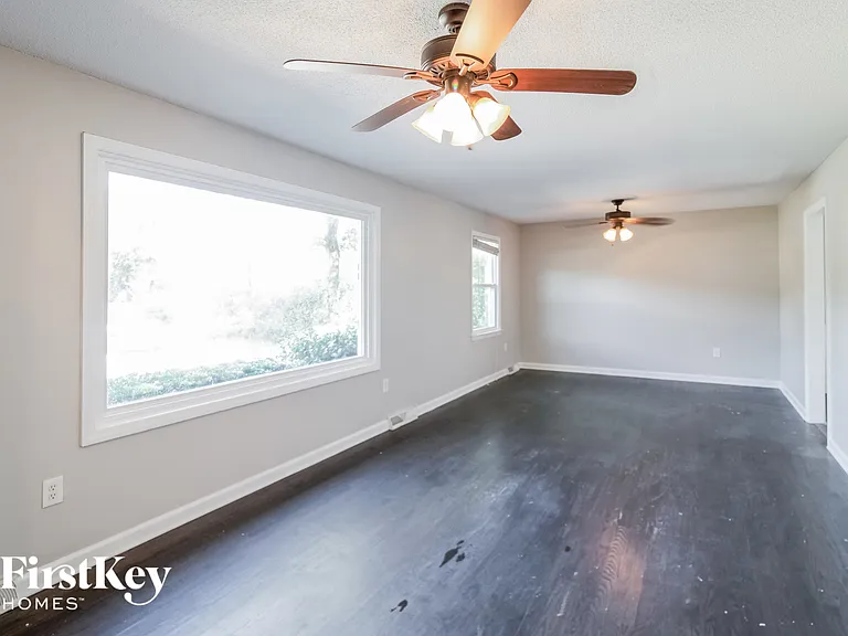 729 Harbor View Rd — Photo 3