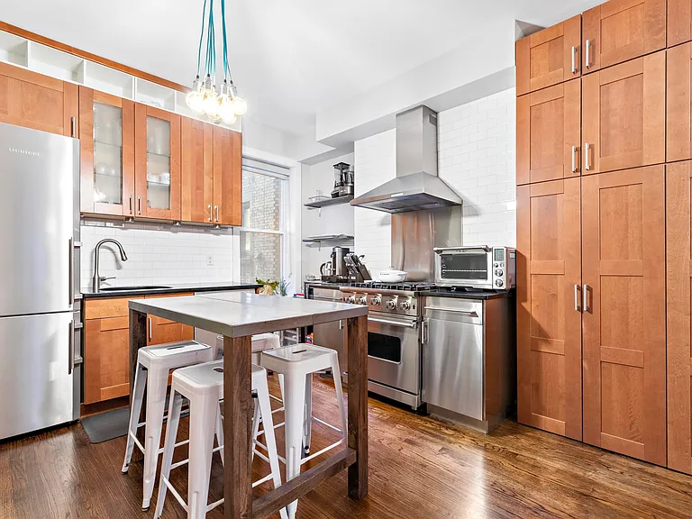 1112 Hudson St #2R — Photo 3