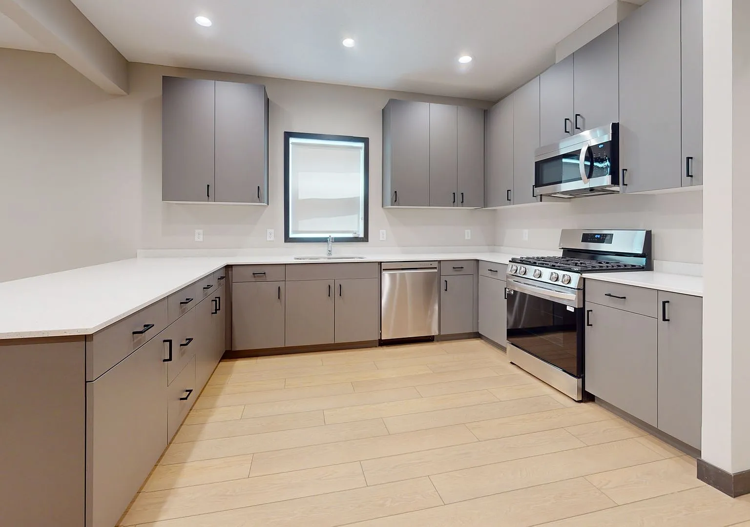 Modern 8-bedroom 3-bath house close to U of M Campus — Photo 2