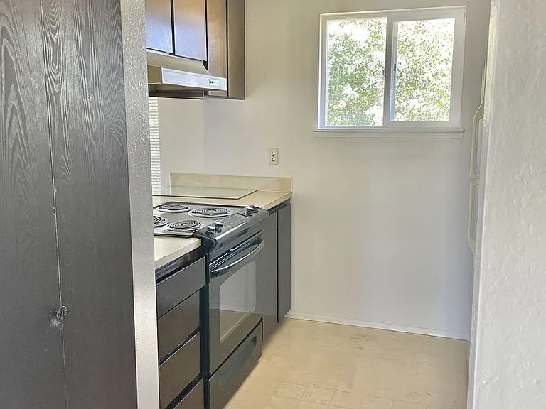 1011-1015 E Illinois St — Photo 3