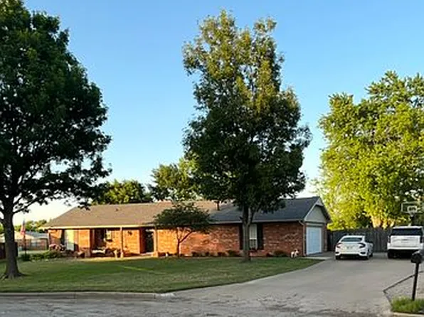 1222 Sunset Ln, Blackwell, OK 74631