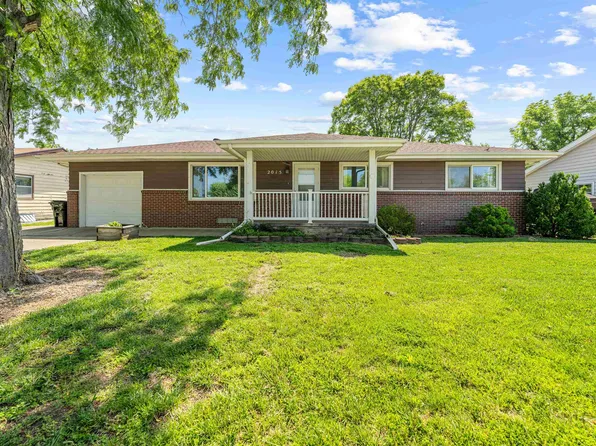 2015 Roach St, Salina, KS 67401