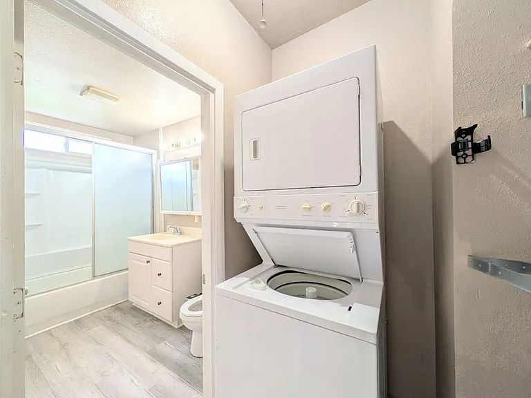 1020 Wall St — Photo 9