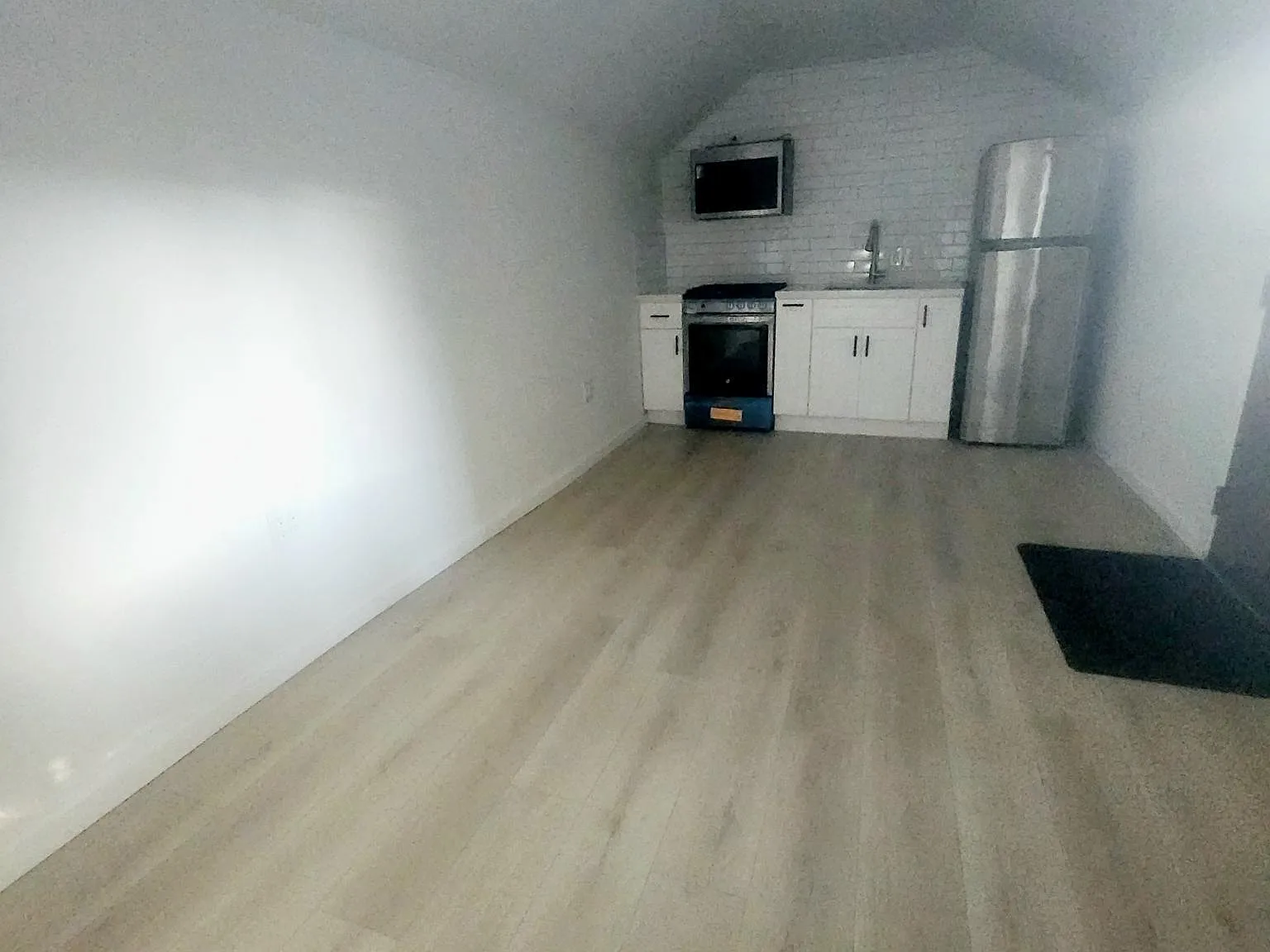 Studio, 400 sqft, $2,100 — Photo 3