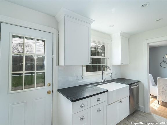5th image of 32 Pickford Dr