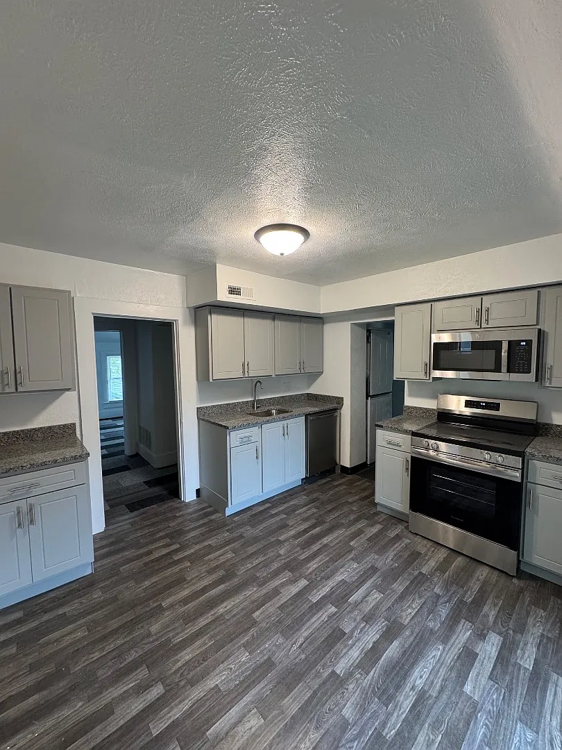 621 N 3rd St - Upper — Photo 3