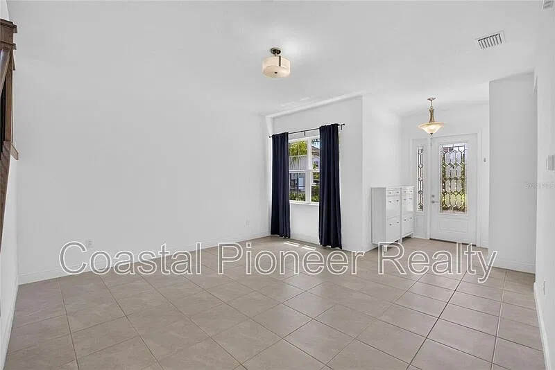 5 bed, 4.0 bath, 3381 sqft, $4,000 — Photo 3