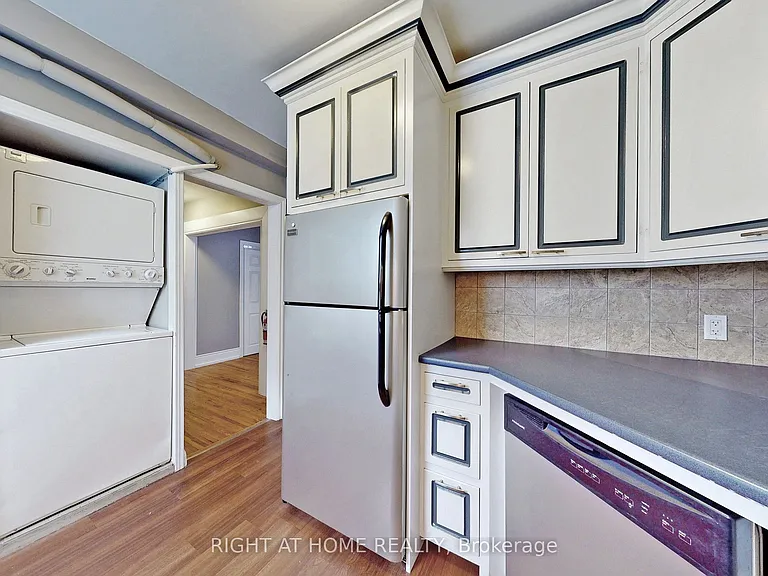 255 Lakeshore Rd E #A — Photo 15