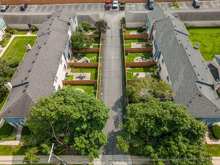 Cloisters Townhomes — Photo 3