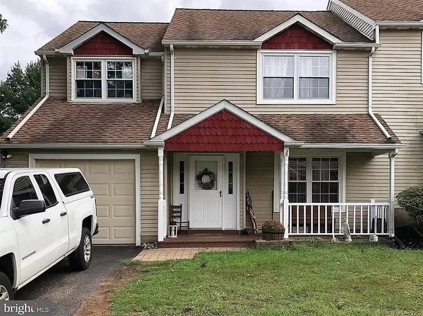17 Fieldstone Dr, Holland, PA 18966
