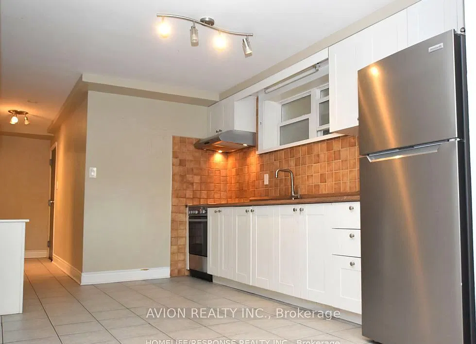 42 Emerald Cres — Photo 4