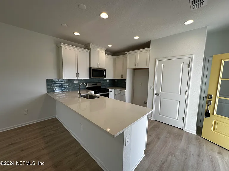 545 Brandon Lakes Dr — Photo 6