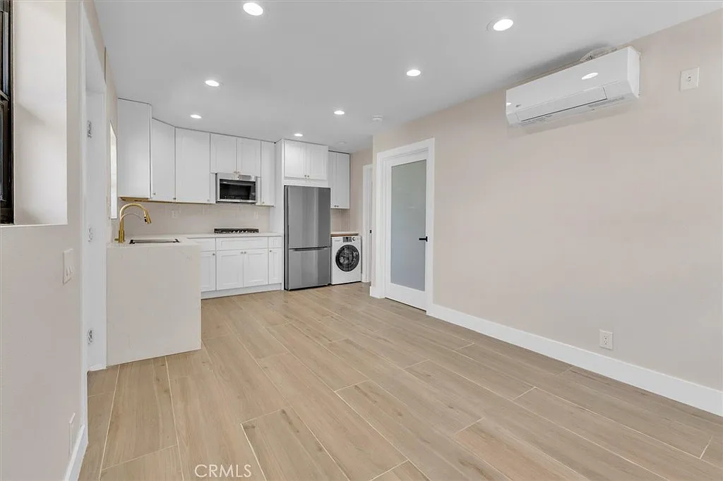 1 bed, 440 sqft, $2,400 — Photo 3