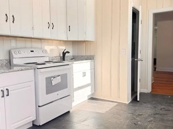 121 Newton St, Holyoke, MA 01040