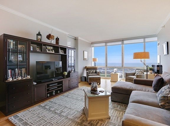 2nd image of 1629 S Prairie Ave #2402