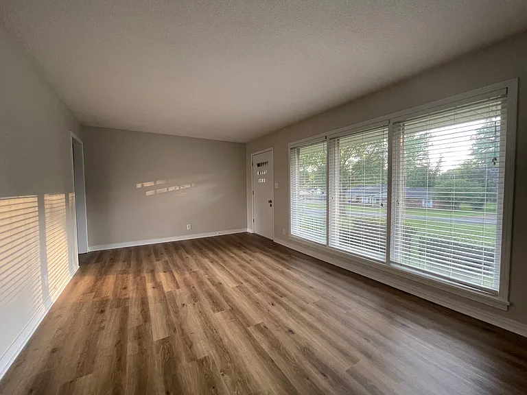 421 E Lakeside Dr — Photo 5