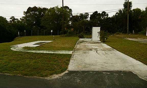 3rd image of 329 NE Tropicalia Ln
