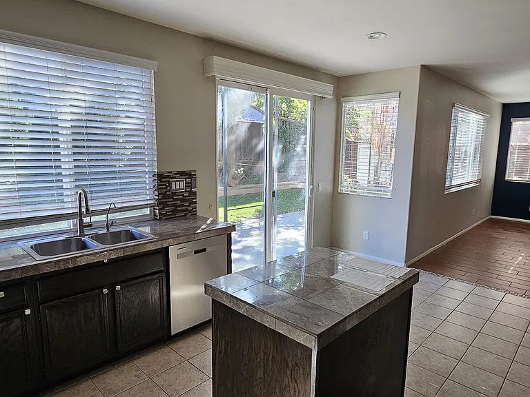 45204 Almora St — Photo 13