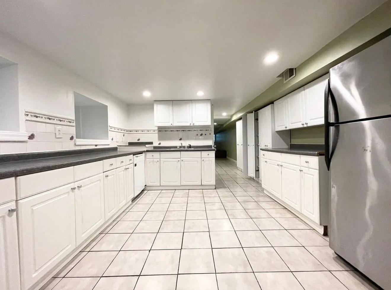 4 bed, 2760 sqft, $2,200 — Photo 2