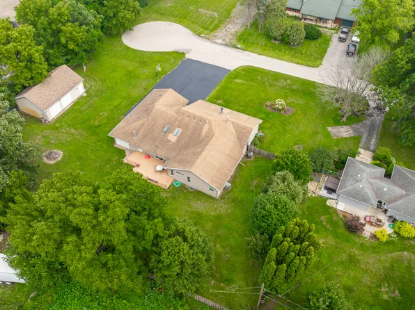 2 Division St, Bristol, IL 60512