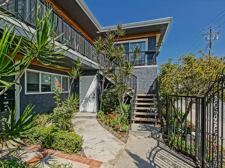 1923 Vanderbilt Ln — Photo 9