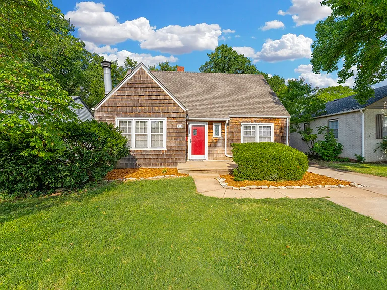 141 N Bleckley Dr — Photo 2
