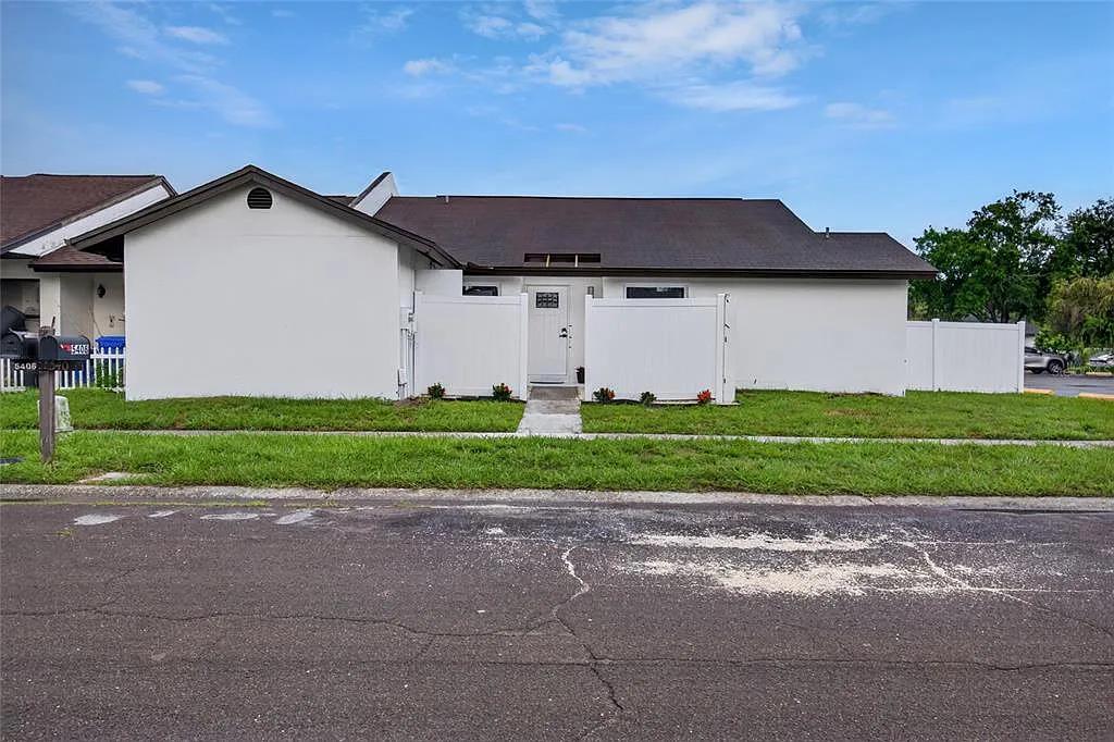 3 bed, 2.0 bath, 1278 sqft, $2,400 — Photo 1