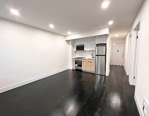 3rd image of 2119 Regent Pl #3