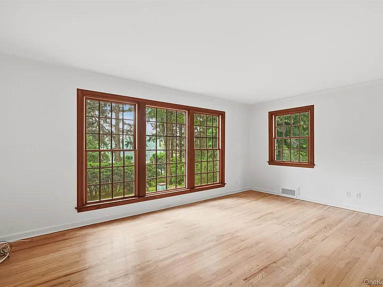 84 Pound Ridge Rd — Photo 3