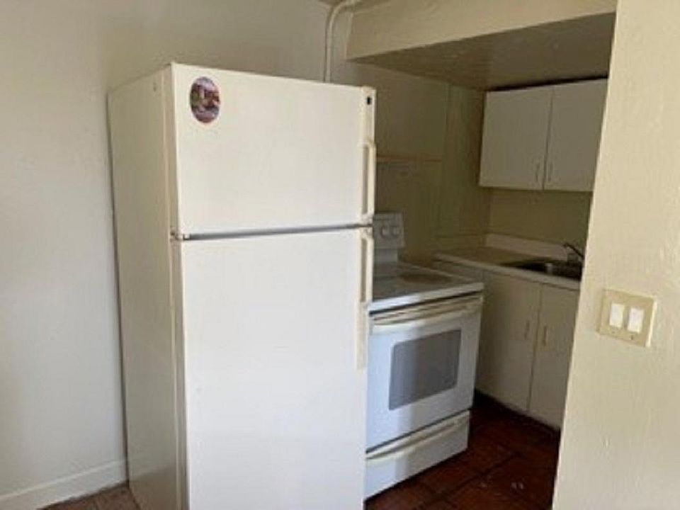 2nd image of 908 Alamanda Rd APT A