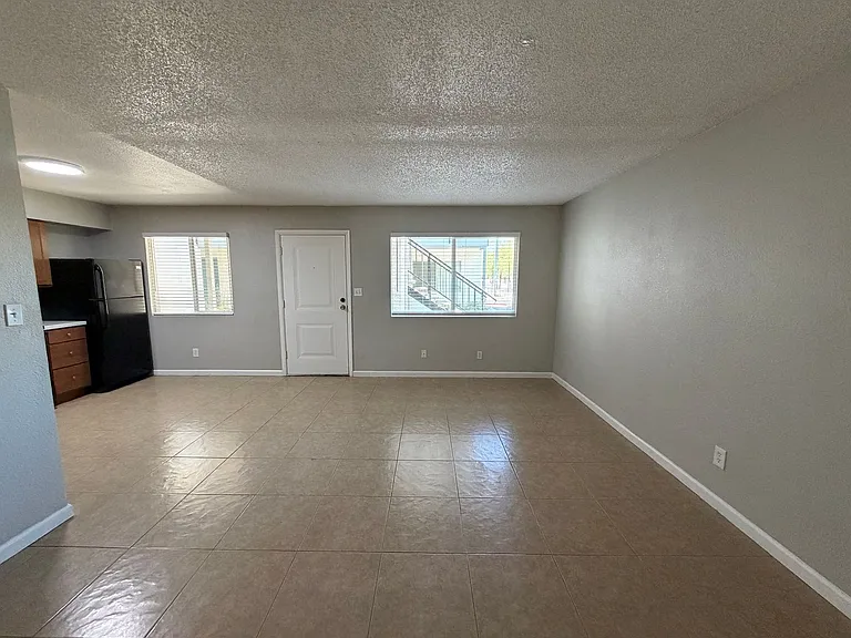 Twin Palms Apartments — Photo 7