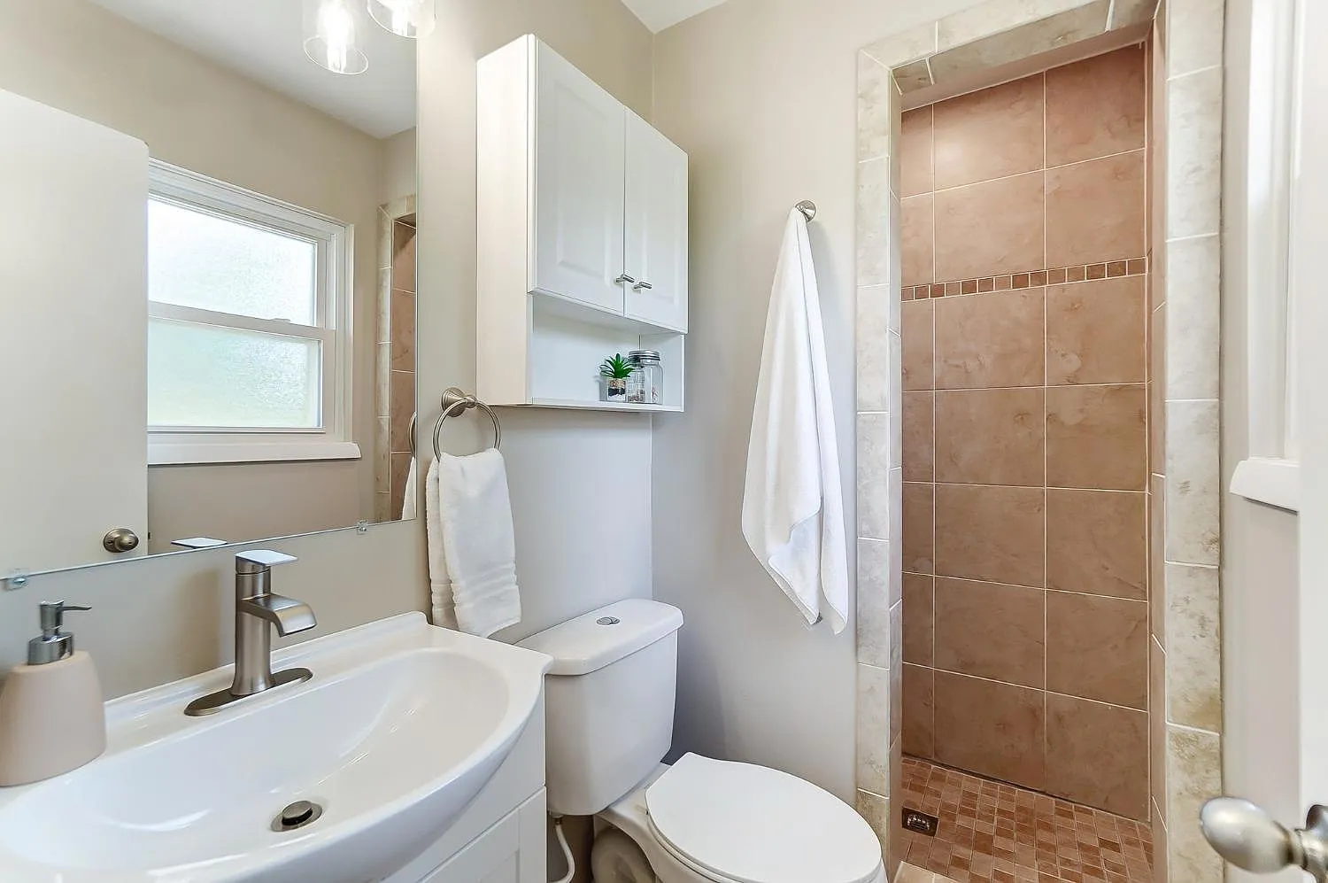 3 bed, 1150 sqft, $3,350 — Photo 4
