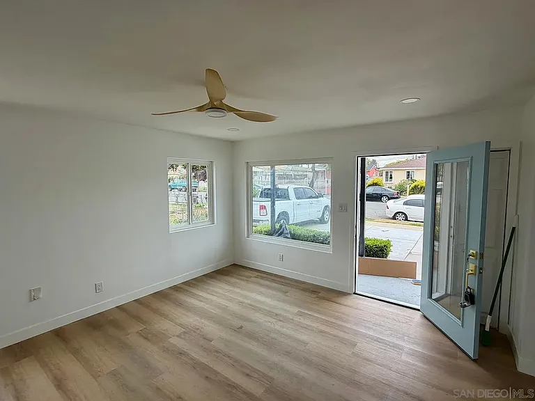 1038 Oaklawn Ave — Photo 2