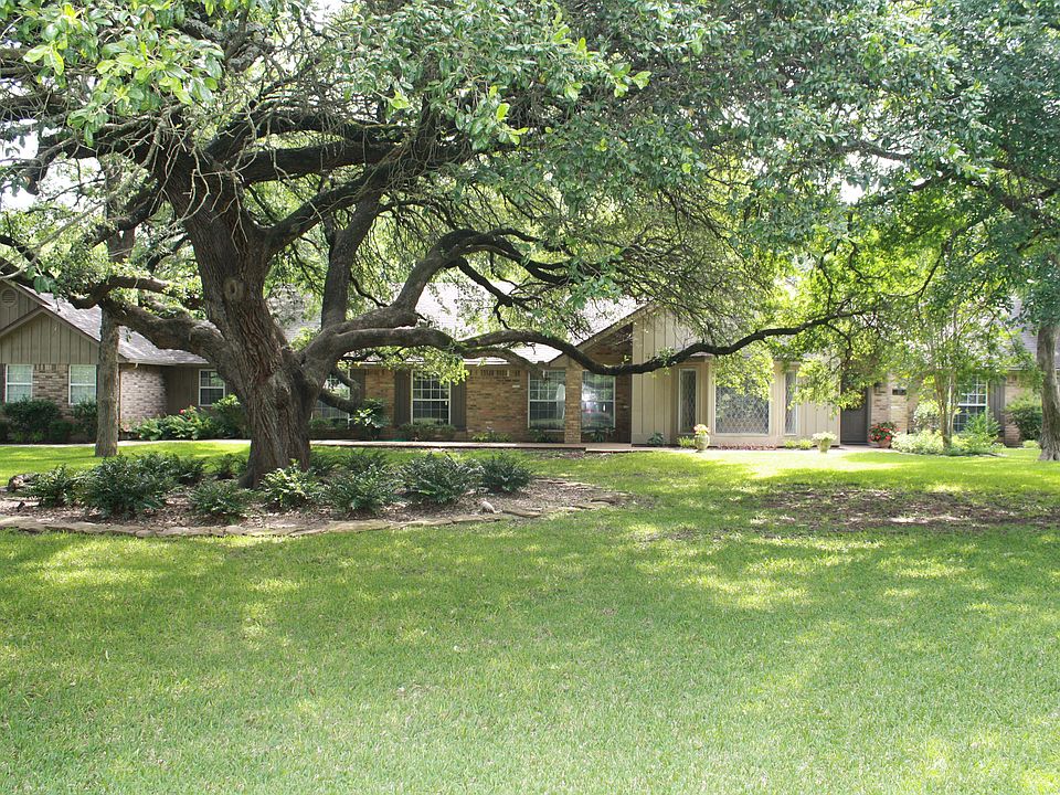 1st image of 215 Oak Creek Cir