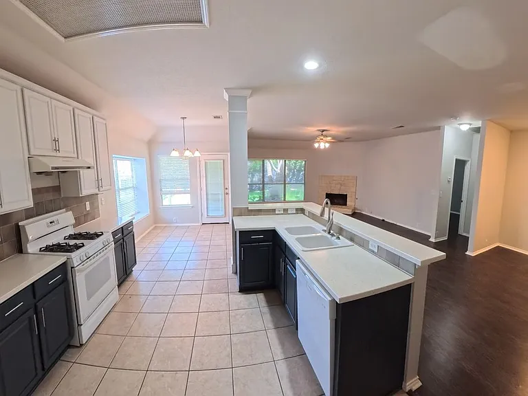 2029 Oak Manor Dr — Photo 6