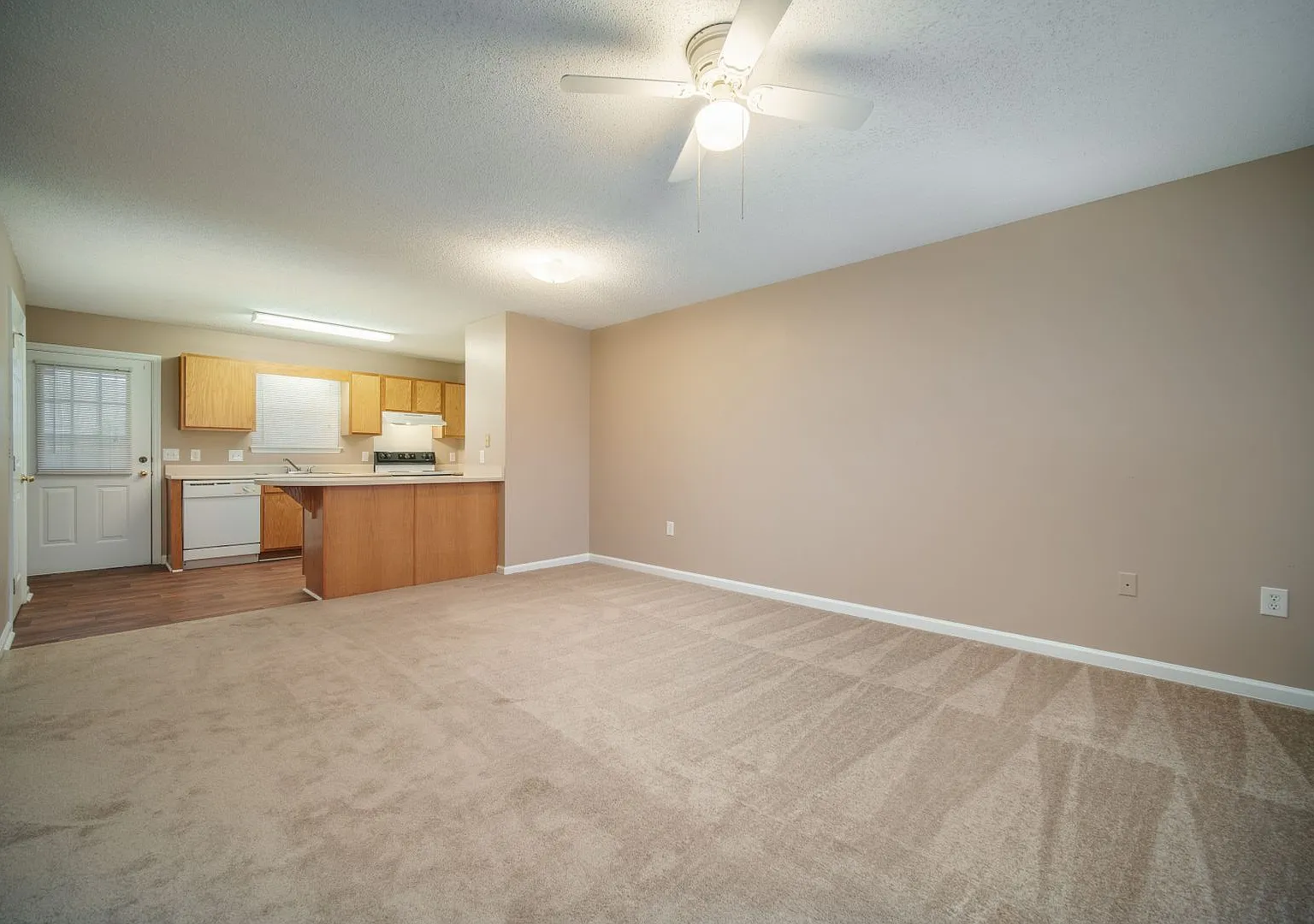 Private Villa Neighborhood Rent $1,075/month Affordable Living — Photo 2