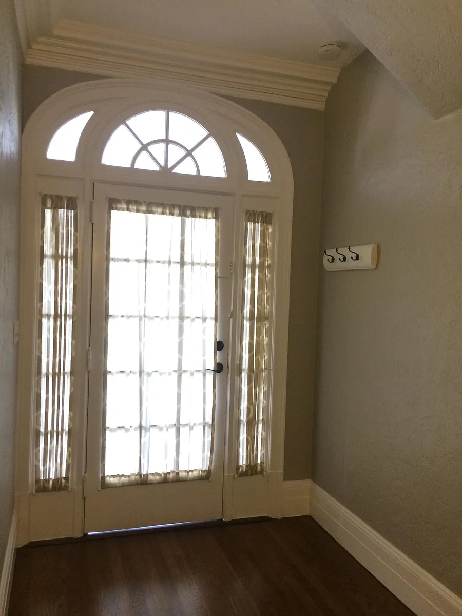 Large foyer. Hang your beach towel and swimsuit here because the swimming pool is calling... - 1464 N Wishon Ave